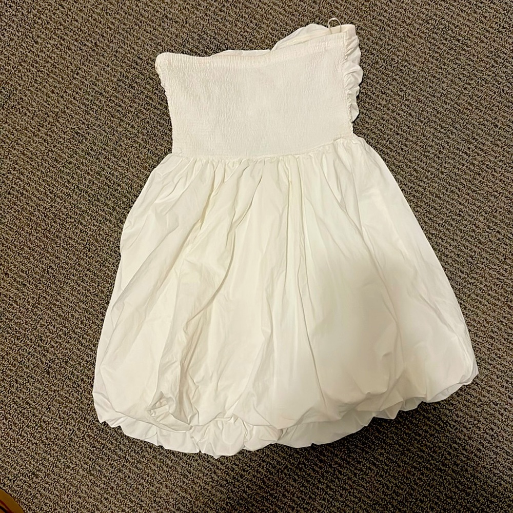 Voluminous skirt with a bubble hem for a puffy silhouette.